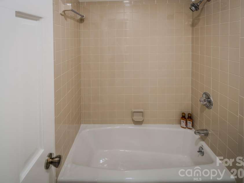 211 Grouse Moor Drive, Linville, NC 28646.  MLS# CAR4368907, YatesRealty ID 17198. 