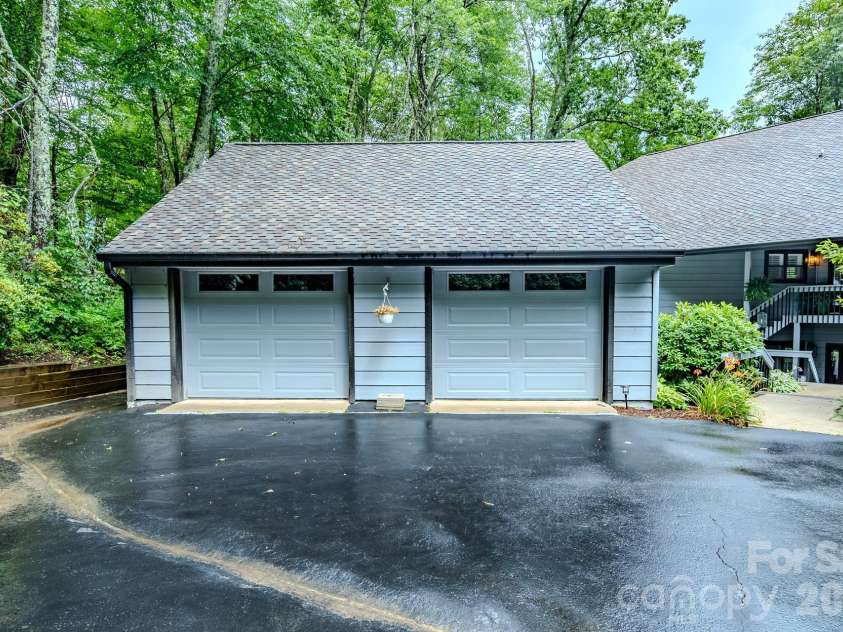 211 Grouse Moor Drive, Linville, NC 28646.  MLS# CAR4368907, YatesRealty ID 17198. 