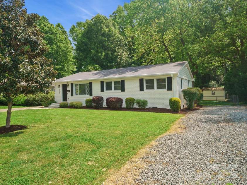 5219 Farmbrook Drive, Charlotte, NC 28210.  MLS# CAR4252482, YatesRealty ID 17199. 