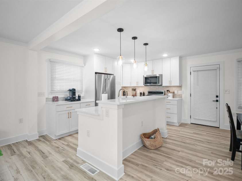 5219 Farmbrook Drive, Charlotte, NC 28210.  MLS# CAR4252482, YatesRealty ID 17199. 