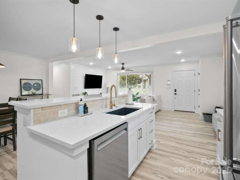 5219 Farmbrook Drive, Charlotte, NC 28210.  MLS# CAR4252482, YatesRealty ID 17199. 