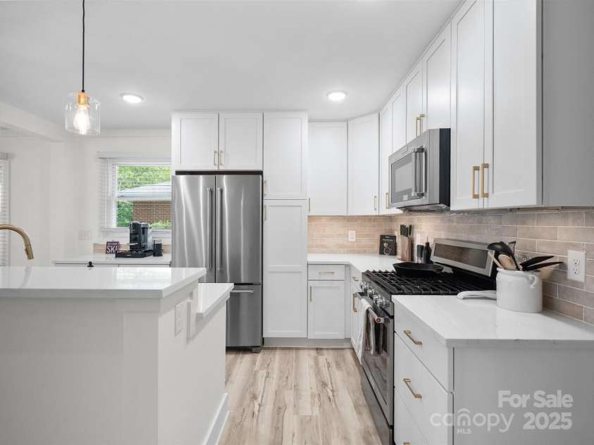 5219 Farmbrook Drive, Charlotte, NC 28210.  MLS# CAR4252482, YatesRealty ID 17199. 