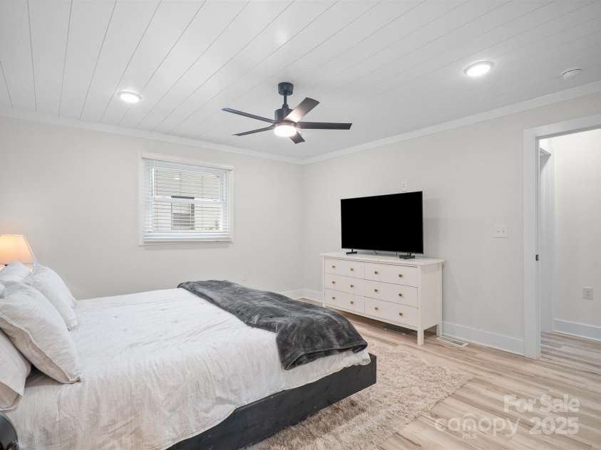 5219 Farmbrook Drive, Charlotte, NC 28210.  MLS# CAR4252482, YatesRealty ID 17199. 