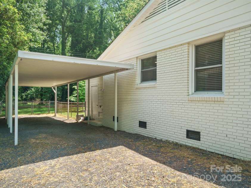 5219 Farmbrook Drive, Charlotte, NC 28210.  MLS# CAR4252482, YatesRealty ID 17199. 