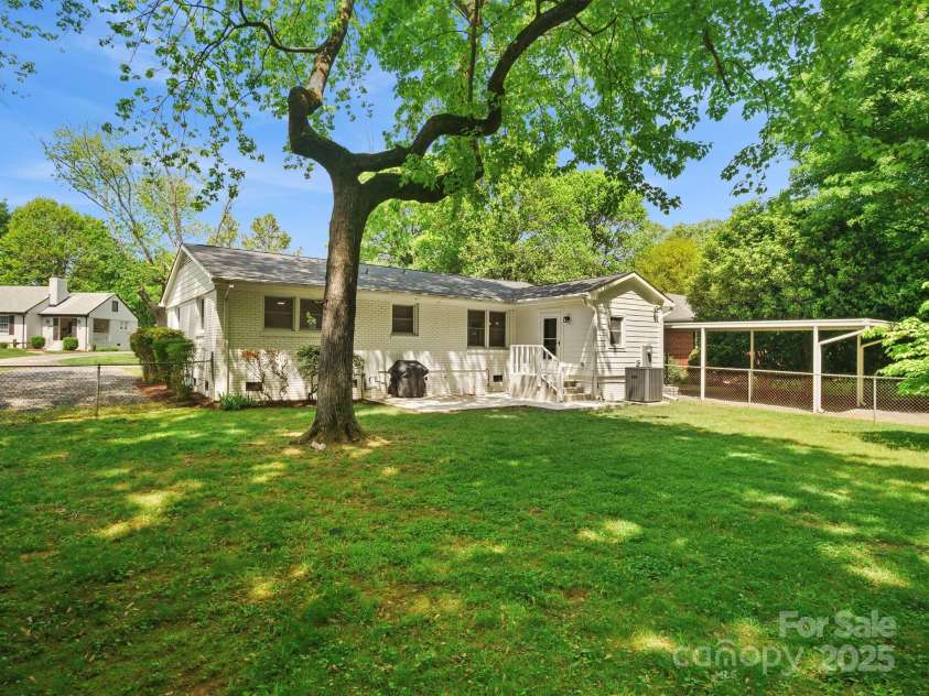 5219 Farmbrook Drive, Charlotte, NC 28210.  MLS# CAR4252482, YatesRealty ID 17199. 