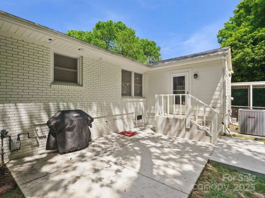 5219 Farmbrook Drive, Charlotte, NC 28210.  MLS# CAR4252482, YatesRealty ID 17199. 