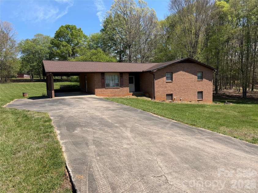 1466 Peaceful Valley Drive, Hickory, NC 28602.  MLS# CAR4368162, YatesRealty ID 17200. 