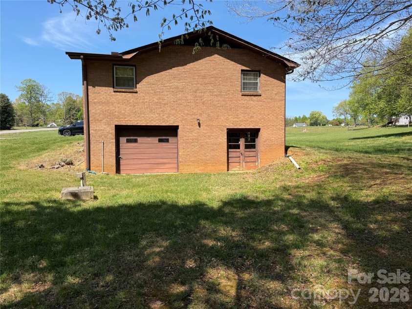 1466 Peaceful Valley Drive, Hickory, NC 28602.  MLS# CAR4368162, YatesRealty ID 17200. 