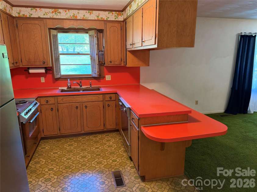 1466 Peaceful Valley Drive, Hickory, NC 28602.  MLS# CAR4368162, YatesRealty ID 17200. 