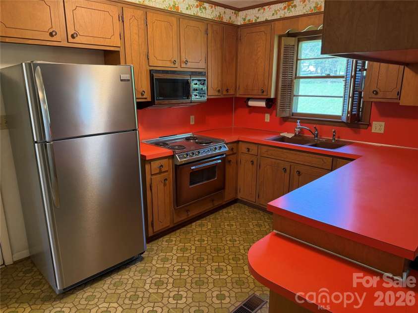 1466 Peaceful Valley Drive, Hickory, NC 28602.  MLS# CAR4368162, YatesRealty ID 17200. 