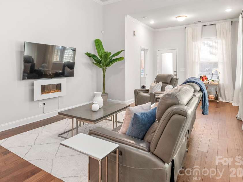 411 Belton Street, Charlotte, NC 28209.  MLS# CAR4321222, YatesRealty ID 17202. The ultimate retreat! Rare first-floor primary ensuite tucked away at the back of the home and overlooking private backyard.