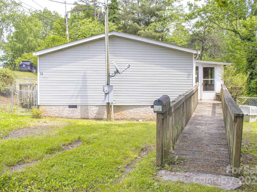 19 Harkins Lane, Marshall, NC 28753.  MLS# CAR4257877, YatesRealty ID 17207. 