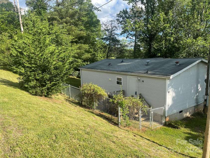 19 Harkins Lane, Marshall, NC 28753.  MLS# CAR4257877, YatesRealty ID 17207. 