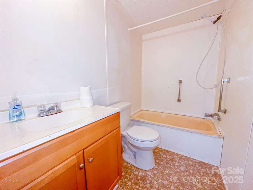 19 Harkins Lane, Marshall, NC 28753.  MLS# CAR4257877, YatesRealty ID 17207. 