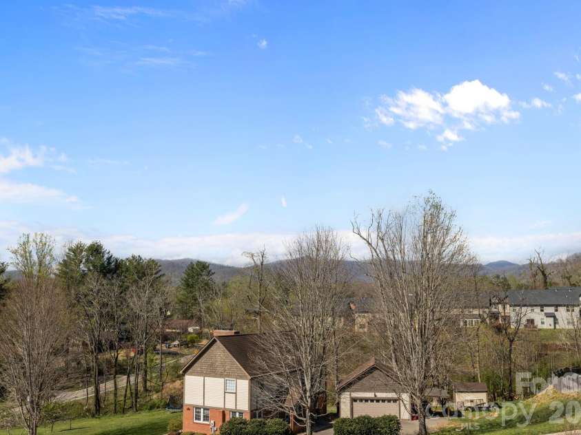 112 Meadow Breeze Road, Arden, NC 28704.  MLS# CAR4360371, YatesRealty ID 17208. 