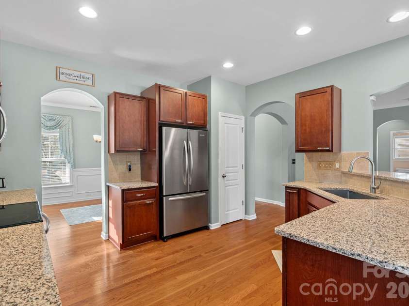 135 Rainberry Drive, Mooresville, NC 28117.  MLS# CAR4345698, YatesRealty ID 1721. An impressive open kitchen showcases gorgeous granite and a highly functional layout