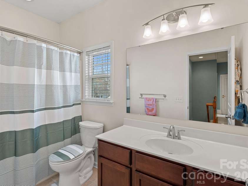 135 Rainberry Drive, Mooresville, NC 28117.  MLS# CAR4345698, YatesRealty ID 1721. Second-floor full bath conveniently located between the two bedrooms.