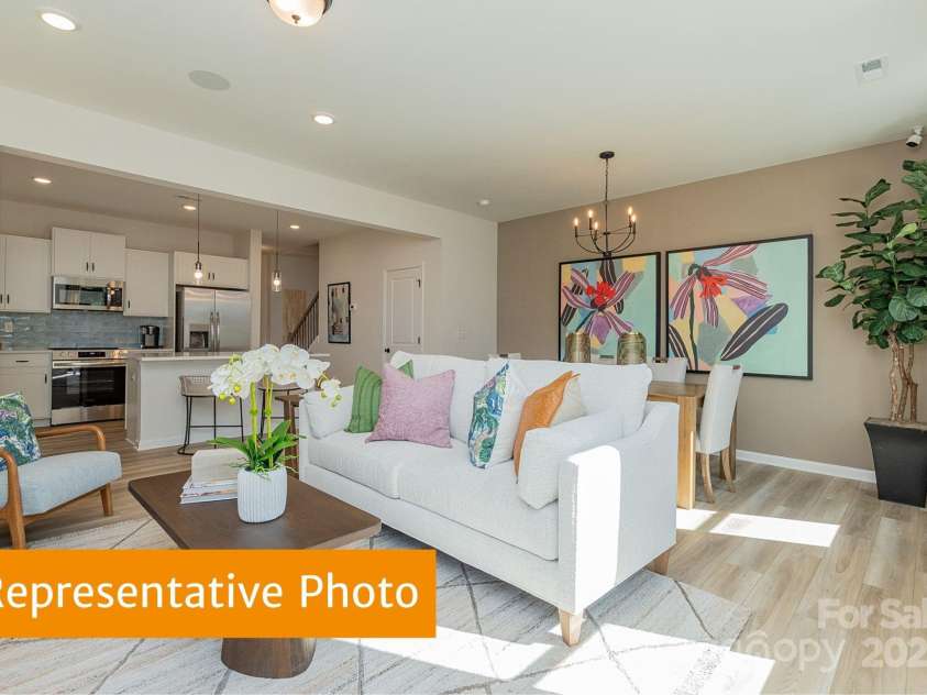 6009 Jasmine Branch Road, Charlotte, NC 28216.  MLS# CAR4261490, YatesRealty ID 17210. Suwanee Dining and Family Room