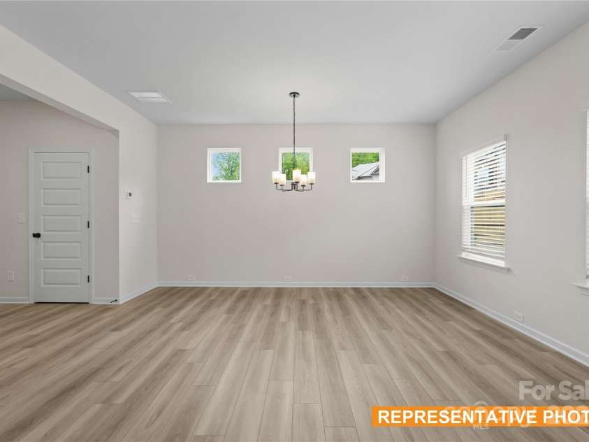 6009 Jasmine Branch Road, Charlotte, NC 28216.  MLS# CAR4261490, YatesRealty ID 17210. Suwanee Dining Area