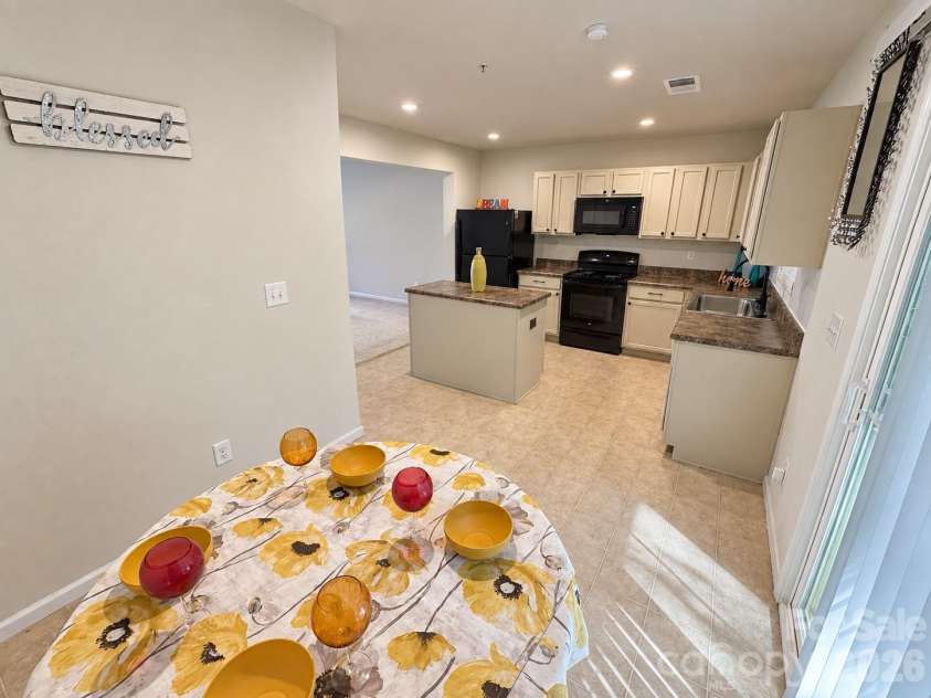 5356 Austin Knoll Court, Charlotte, NC 28269.  MLS# CAR4430727, YatesRealty ID 17213. Eat-in Kitchen