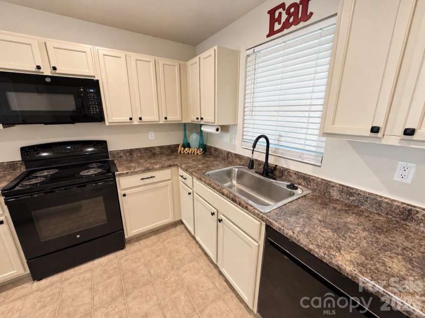 5356 Austin Knoll Court, Charlotte, NC 28269.  MLS# CAR4430727, YatesRealty ID 17213. Kitchen appliances