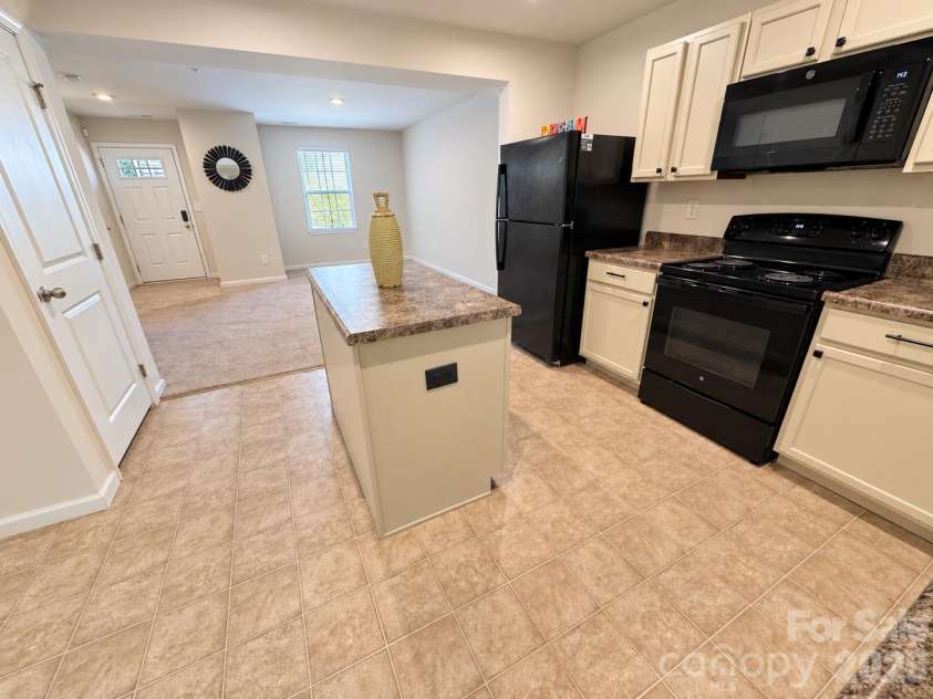 5356 Austin Knoll Court, Charlotte, NC 28269.  MLS# CAR4430727, YatesRealty ID 17213. Open Flow From Living room to Kitchen