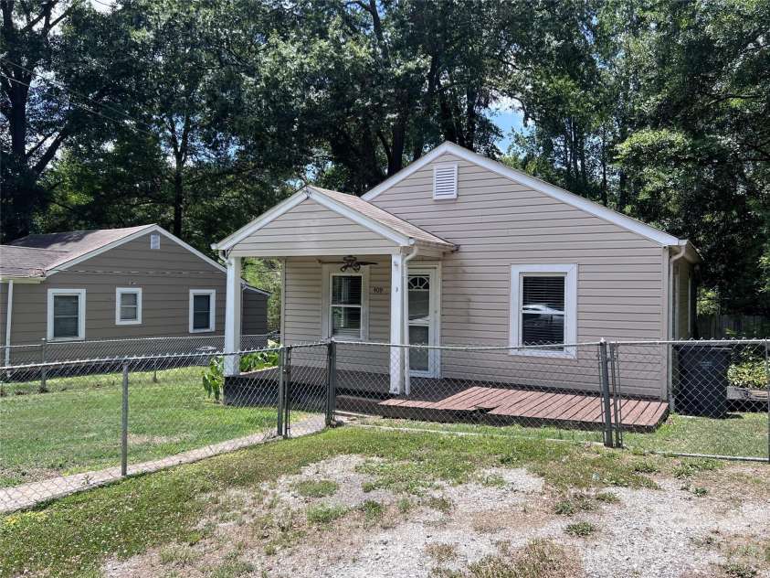 409 Maple Street, Dallas, NC 28034.  MLS# CAR4395537, YatesRealty ID 17214. 