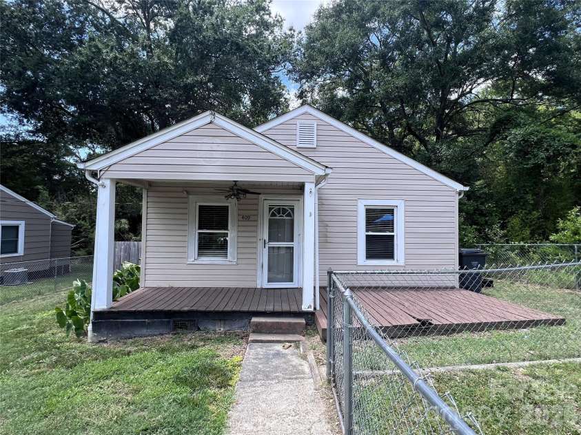 409 Maple Street, Dallas, NC 28034.  MLS# CAR4395537, YatesRealty ID 17214. 