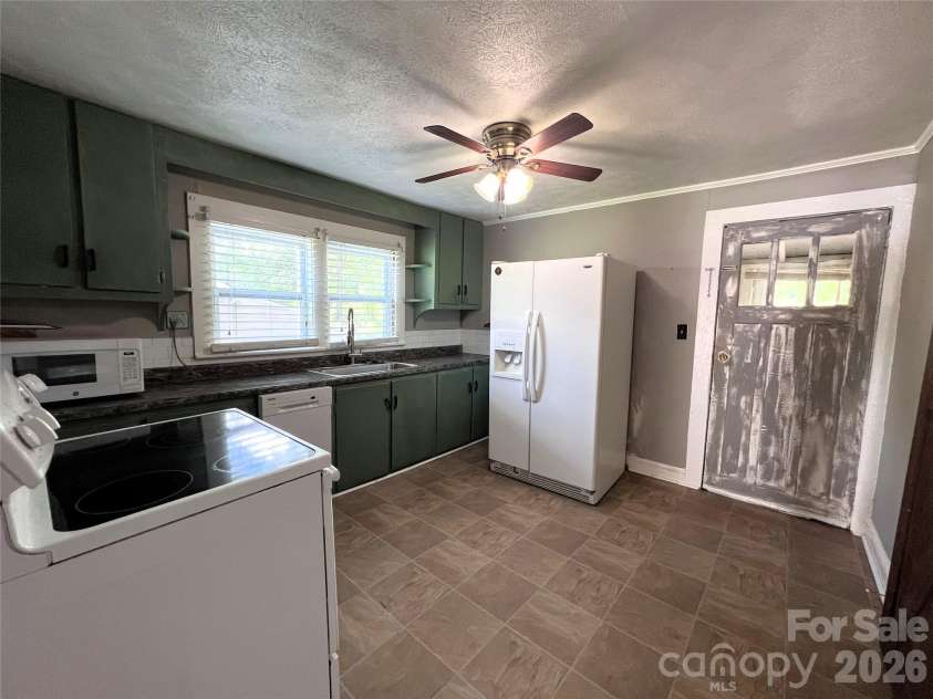 409 Maple Street, Dallas, NC 28034.  MLS# CAR4395537, YatesRealty ID 17214. 