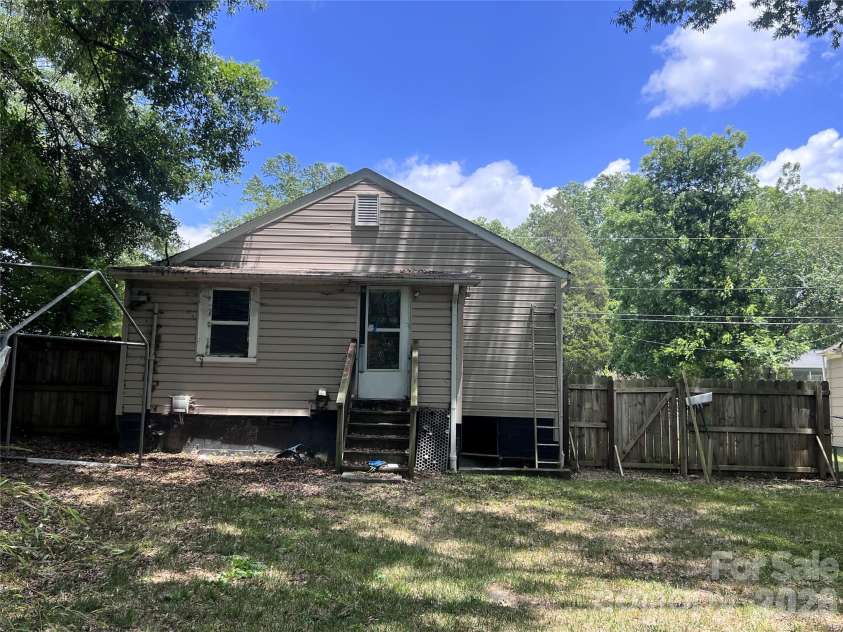 409 Maple Street, Dallas, NC 28034.  MLS# CAR4395537, YatesRealty ID 17214. 