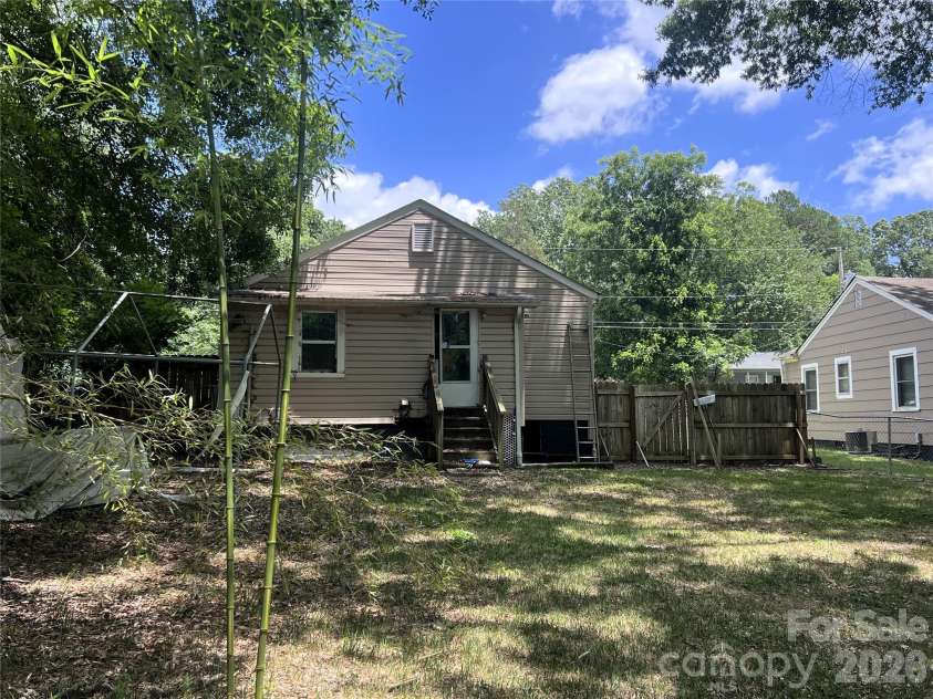 409 Maple Street, Dallas, NC 28034.  MLS# CAR4395537, YatesRealty ID 17214. 
