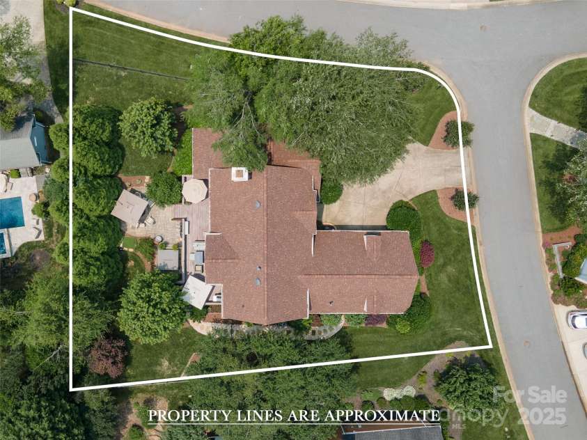 7600 Dunsmuir Court, Cornelius, NC 28031.  MLS# CAR4265951, YatesRealty ID 17217. Approximate lot lines
