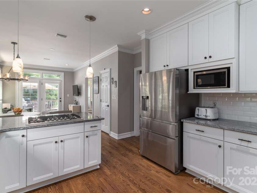 7600 Dunsmuir Court, Cornelius, NC 28031.  MLS# CAR4265951, YatesRealty ID 17217. Newer stainless appliances