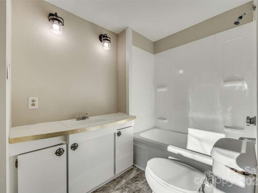 260 Amelia Drive, Fort Mill, SC 29715.  MLS# CAR4205106, YatesRealty ID 1722. Primary Bathroom