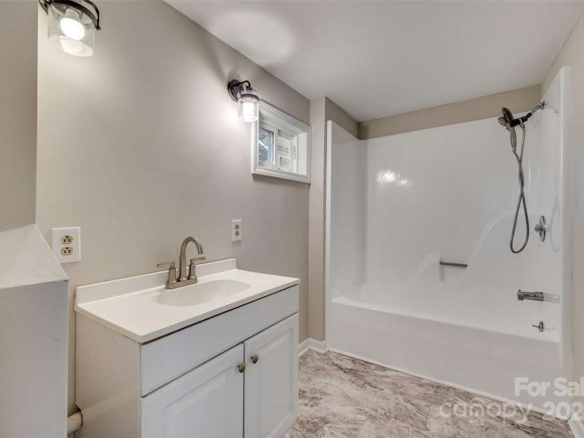 260 Amelia Drive, Fort Mill, SC 29715.  MLS# CAR4205106, YatesRealty ID 1722. Secondary bathroom