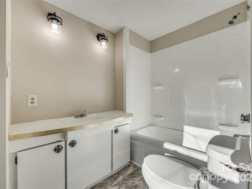 260 Amelia Drive, Fort Mill, SC 29715.  MLS# CAR4313275, YatesRealty ID 1722. Bathroom 