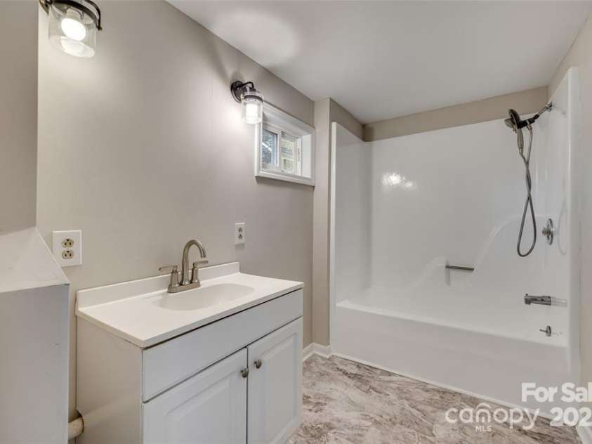 260 Amelia Drive, Fort Mill, SC 29715.  MLS# CAR4313275, YatesRealty ID 1722. Primary Bathroom 