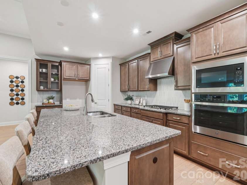 13222 Cozy Court, Charlotte, NC 28215.  MLS# CAR4362371, YatesRealty ID 17222. Bright kitchen area with a layout that supports both efficiency and comfort.