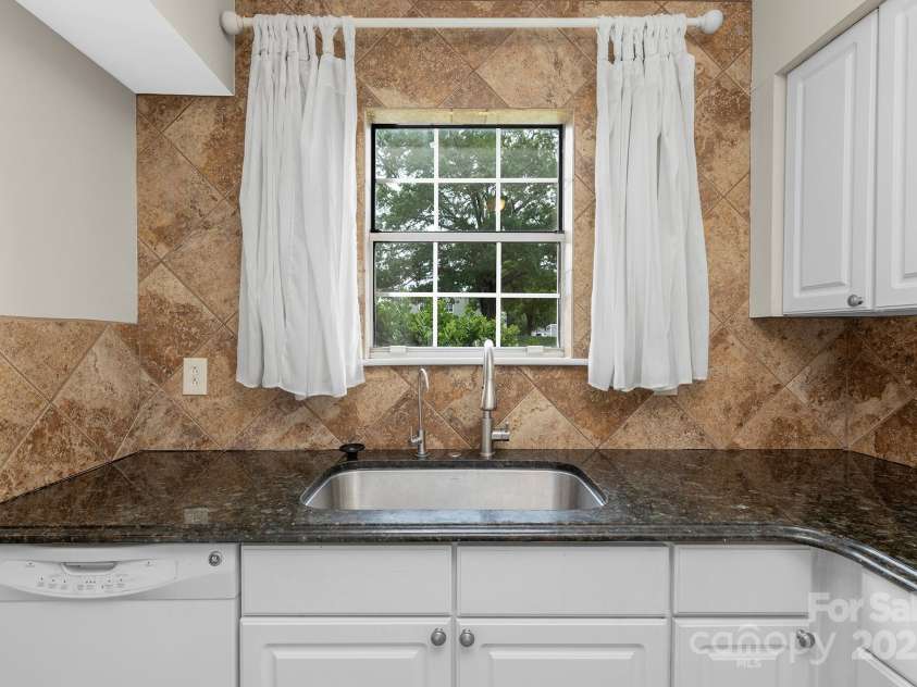 6101 Heath Ridge Court, Charlotte, NC 28210.  MLS# CAR4265108, YatesRealty ID 17224. 