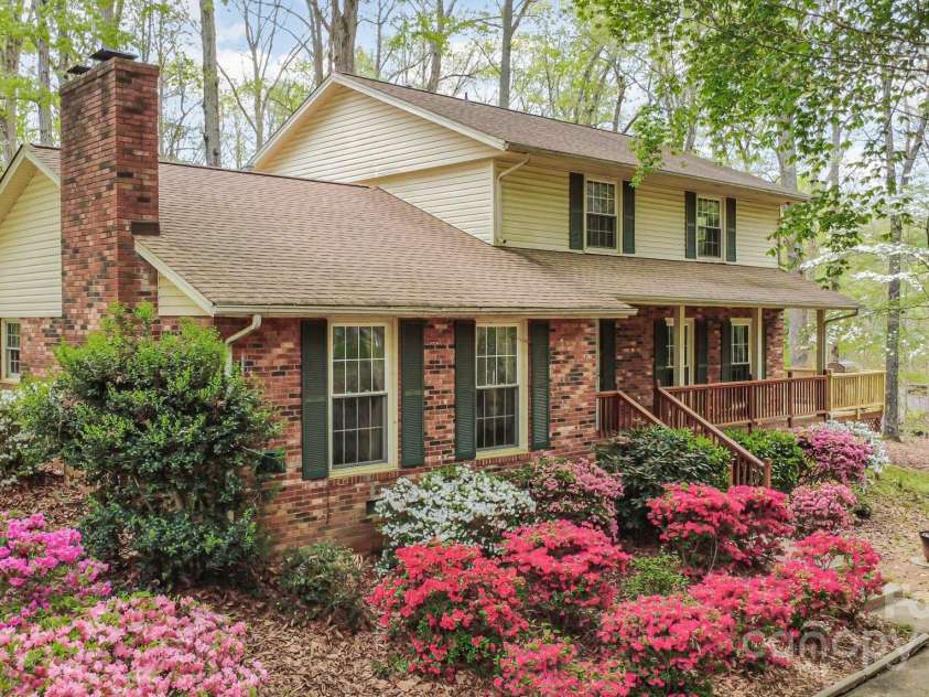 147 Spring Shore Road, Statesville, NC 28677.  MLS# CAR4246077, YatesRealty ID 17225. 