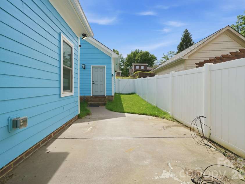 1919 Lela Avenue, Charlotte, NC 28208.  MLS# CAR4369301, YatesRealty ID 17226. 
