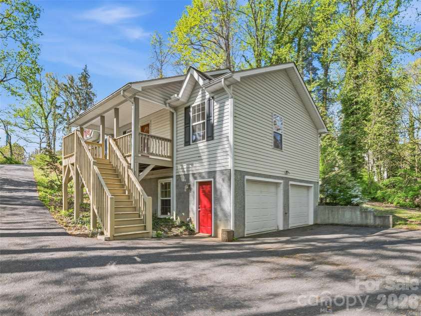 10 Lakewood Drive, Asheville, NC 28803.  MLS# CAR4370137, YatesRealty ID 17229. 