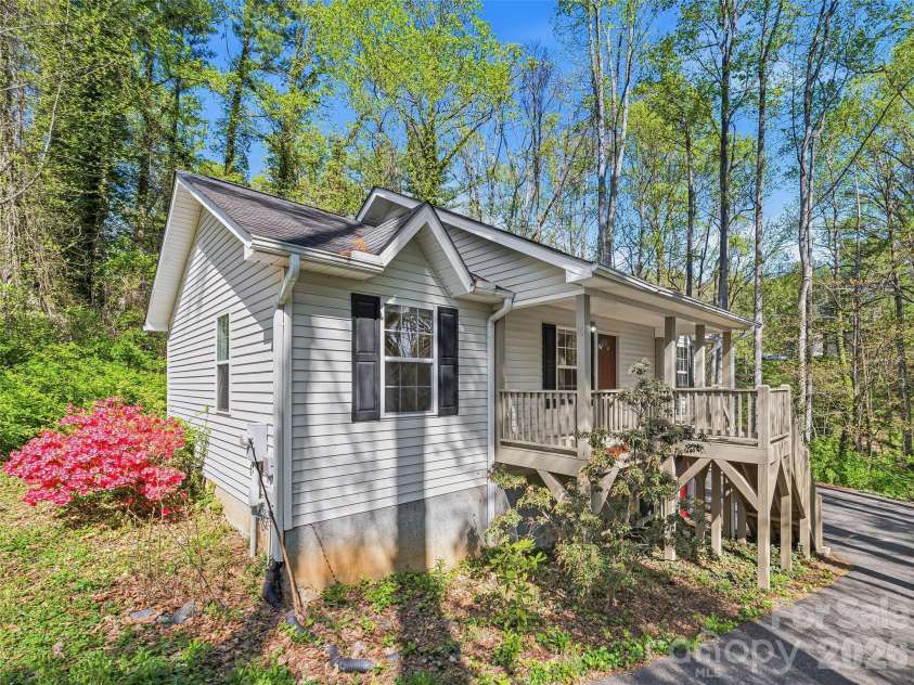 10 Lakewood Drive, Asheville, NC 28803.  MLS# CAR4370137, YatesRealty ID 17229. 