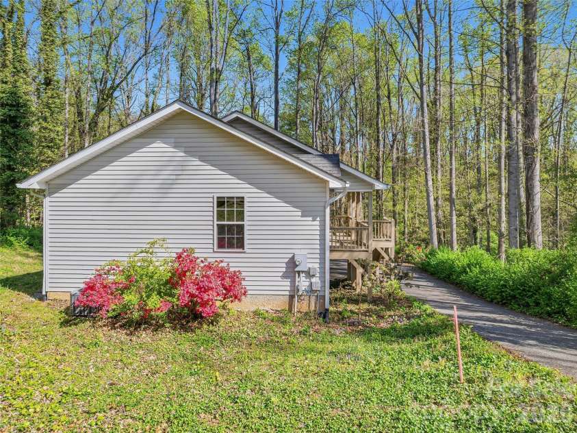 10 Lakewood Drive, Asheville, NC 28803.  MLS# CAR4370137, YatesRealty ID 17229. 