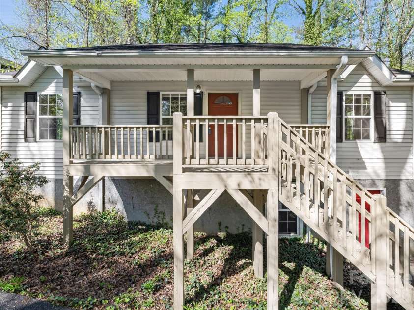 10 Lakewood Drive, Asheville, NC 28803.  MLS# CAR4370137, YatesRealty ID 17229. 