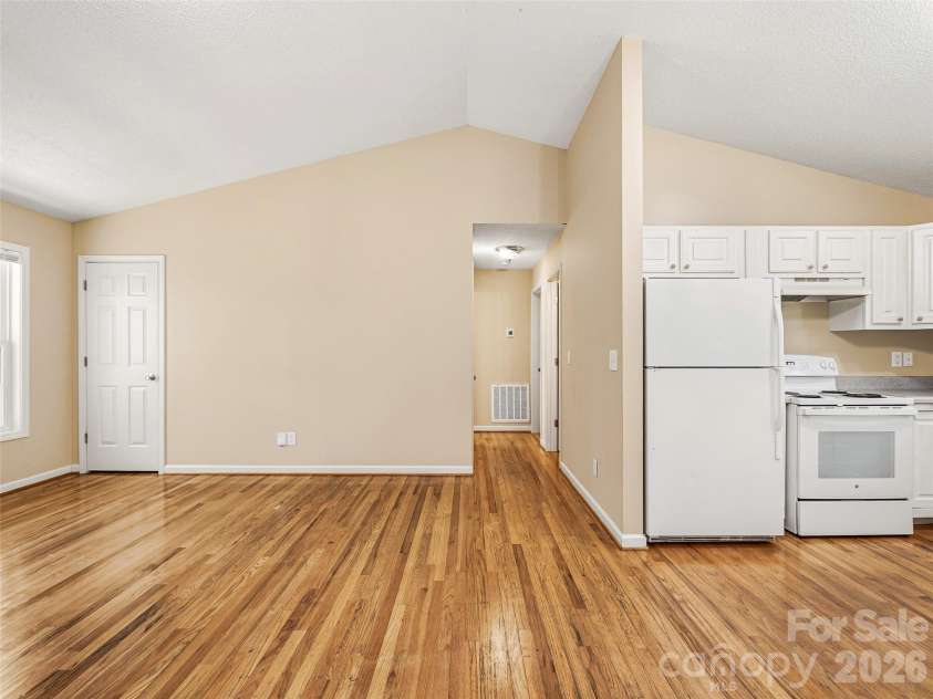 10 Lakewood Drive, Asheville, NC 28803.  MLS# CAR4370137, YatesRealty ID 17229. 