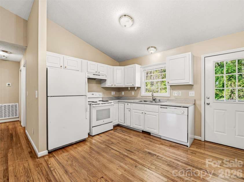 10 Lakewood Drive, Asheville, NC 28803.  MLS# CAR4370137, YatesRealty ID 17229. 