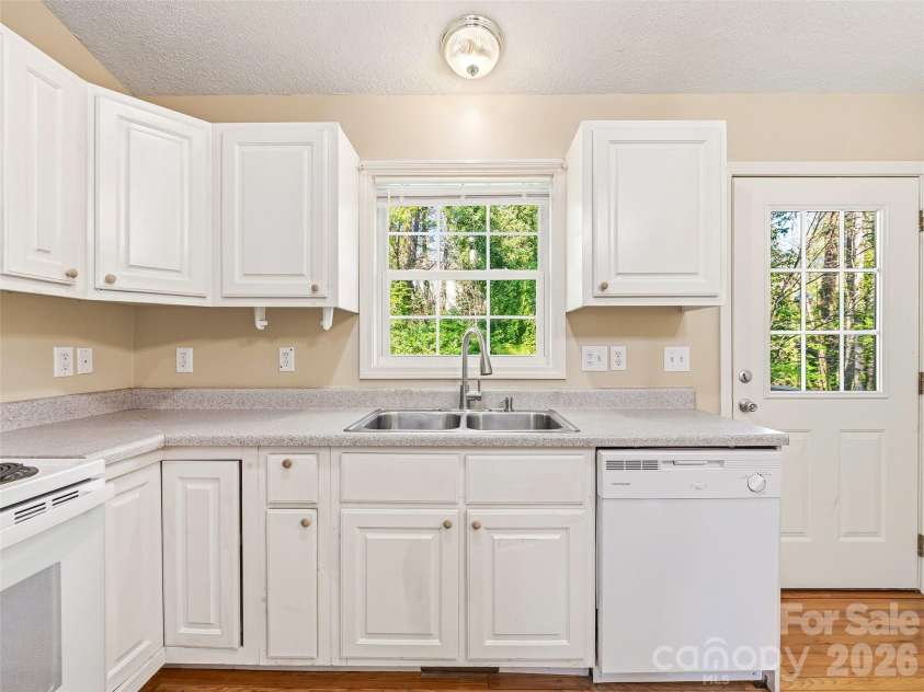 10 Lakewood Drive, Asheville, NC 28803.  MLS# CAR4370137, YatesRealty ID 17229. 