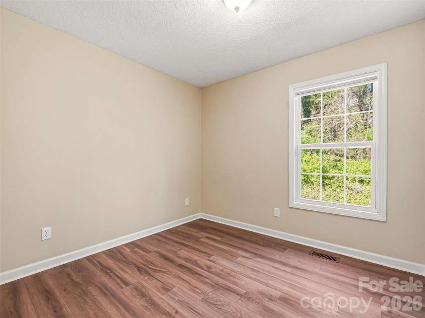 10 Lakewood Drive, Asheville, NC 28803.  MLS# CAR4370137, YatesRealty ID 17229. 