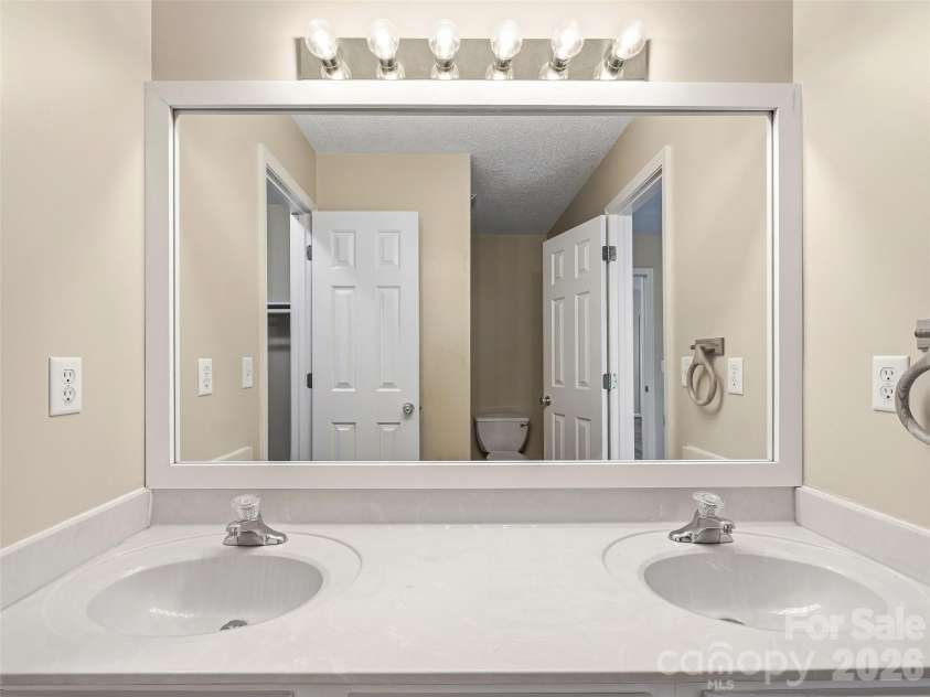 10 Lakewood Drive, Asheville, NC 28803.  MLS# CAR4370137, YatesRealty ID 17229. 